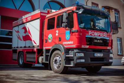 Incendiu într-un local din capitală. O persoană a ajuns la spital cu arsuri