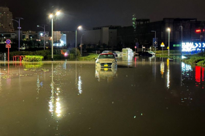 Săptămâna în care viața s-a oprit în Dubai. Luxoasa metropolă a experimentat în premieră haosul, cozile la mâncare și apa până la brâu