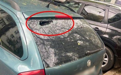 Atenție, șoferi. Mai multe mașini, deteriorate, după ce peste ele au căzut copaci, în capitală. Ce spune poliția Atenție, șoferi. Mai multe mașini, deteriorate, după ce peste ele au căzut copaci, în capitală. Ce spune poliția
