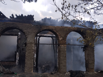 O casă a ars în totalitate, după ce butelia de gaz din locuință a explodat, la Edineț. Ce spun pompierii - GALERIE FOTO
