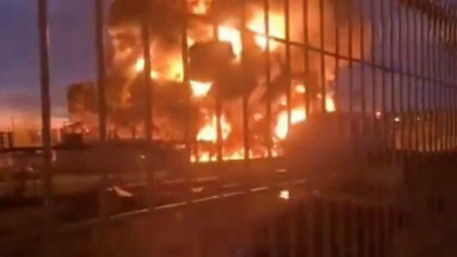 Incendiu uriaș la o instalație energetică din Rusia după un atac cu drone din Ucraina - VIDEO
Incendiu uriaș la o instalație energetică din Rusia după un atac cu drone din Ucraina - VIDEO