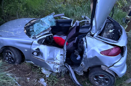 Accident groaznic la Hîncești: O șoferiță de 19 ani a murit pe loc, după ce mașina pe care o conducea s-a izbit într-un copac. Automobilul, transformat într-un boț de fiare - FOTO Accident groaznic la Hîncești: O șoferiță de 19 ani a murit pe loc, după ce mașina pe care o conducea s-a izbit într-un copac. Automobilul, transformat într-un boț de fiare - FOTO
