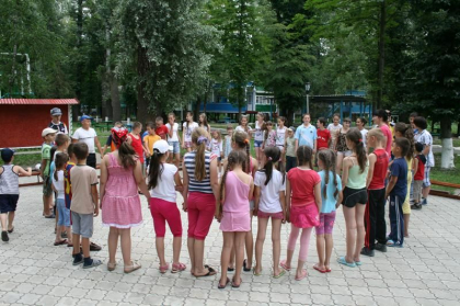 Aprobat de Guvern. Mai mulți copii din țară vor beneficia de bilete gratuite în taberele de odihnă
