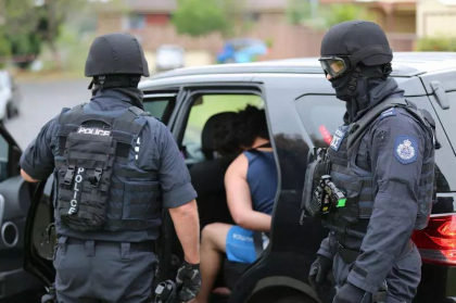 Șapte minori suspectați de pregătirea unui atentat terorist au fost arestați de poliția australiană Șapte minori suspectați de pregătirea unui atentat terorist au fost arestați de poliția australiană