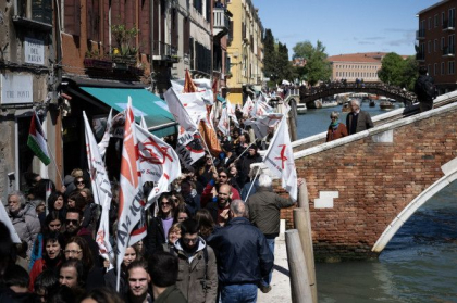 „Avem chef de glume?” Venețienii sunt furioși din cauza taxei de intrare în oraș aplicate turiștilor de azi și au ieșit la proteste - FOTO