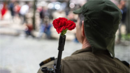 Cum a ajuns o melodie care a terminat pe ultimul loc la Eurovision să răstoarne cea mai veche dictatură fascistă din Europa - FOTO Cum a ajuns o melodie care a terminat pe ultimul loc la Eurovision să răstoarne cea mai veche dictatură fascistă din Europa - FOTO