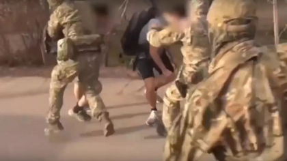 Doi adolescenți ruși, arestați pe stradă de trupele speciale FSB: „Naziștii proucraineni care pregăteau un atac terorist, pentru o mie de dolari” Doi adolescenți ruși, arestați pe stradă de trupele speciale FSB: „Naziștii proucraineni care pregăteau un atac terorist, pentru o mie de dolari”