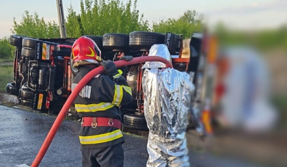 O autocisternă înmatriculată în Moldova s-a răsturnat pe o șosea din România: Șoferul a murit pe loc - FOTO O autocisternă înmatriculată în Moldova s-a răsturnat pe o șosea din România: Șoferul a murit pe loc - FOTO