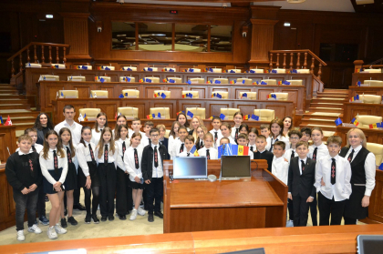 Expoziție, emoții de neuitat, elevi și studenți curioși: Zeci de tineri au vizitat Parlamentul - FOTO Expoziție, emoții de neuitat, elevi și studenți curioși: Zeci de tineri au vizitat Parlamentul - FOTO