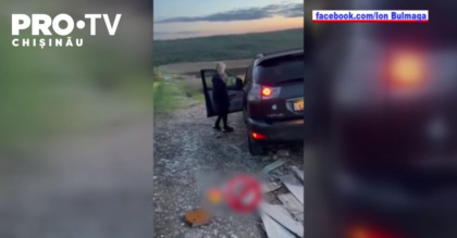 O femeie, care ar fi aruncat mai mulți saci cu gunoi pe un câmp din orășelul Codru, este căutată de inspectorii mediului. Cum a reacționat aceasta când a fost rugată să strângă lucrurile de pe jos