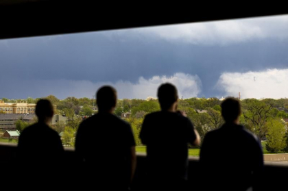 SUA: Tornadele fac cel puţin cinci morţi în centrul ţării SUA: Tornadele fac cel puţin cinci morţi în centrul ţării