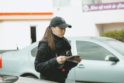 Permis de conducere românesc primit cadou la ziua sa de naștere. Trei persoane - prinse cu acte false - FOTO