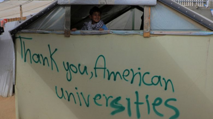 Refugiaţii palestinieni din Rafah au scris pe corturi mesaje de mulțumire pentru studenții care protestează în campusurile americane