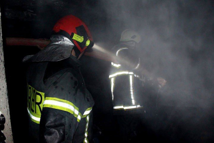 Incendiu în capitală. A luat foc o construcție auxiliară. IGSU: „A fost afectat parțial un automobil de model Mercedes Sprinter parcat în prejma”

