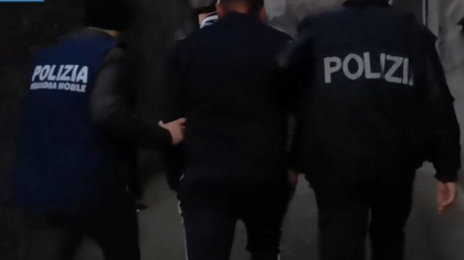 Doi soți români au fost arestați în Italia după ce poliția a văzut filmările din telefonul femeii Doi soți români au fost arestați în Italia după ce poliția a văzut filmările din telefonul femeii