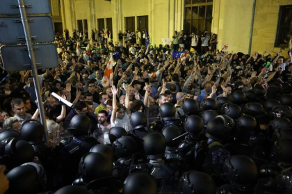 Zeci de persoane au fost reținute după protestele violente din Tbilisi față de „legea rusă”
Zeci de persoane au fost reținute după protestele violente din Tbilisi față de „legea rusă”