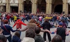 Imagini senzaționale la Bologna. Mii de oameni de toate națiile s-au prins în horă pe „Ciuleandra” - VIDEO Imagini senzaționale la Bologna. Mii de oameni de toate națiile s-au prins în horă pe „Ciuleandra” - VIDEO