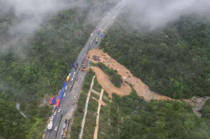 China: 36 de morţi în urma surpării unei porţiuni de autostradă în sudul ţării China: 36 de morţi în urma surpării unei porţiuni de autostradă în sudul ţării
