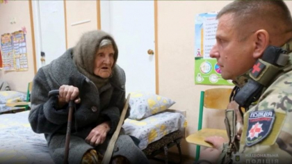 O ucraineancă de 98 de ani a supraviețuit miraculos după ce a mers 10 km prin zonele de război din Donețk - VIDEO O ucraineancă de 98 de ani a supraviețuit miraculos după ce a mers 10 km prin zonele de război din Donețk - VIDEO