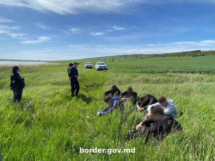 Șase ucraineni au încercat să treacă ilegal frontiera pentru a ajunge în Moldova: Ar fi achitat mii de dolari. Precizările IGPF - FOTO Șase ucraineni au încercat să treacă ilegal frontiera pentru a ajunge în Moldova: Ar fi achitat mii de dolari. Precizările IGPF - FOTO