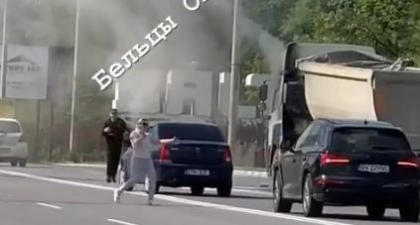Momentul în care un camion a luat foc din mers, la Bălți. Pompierii au intervenit pentru a stinge flăcările - VIDEO