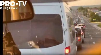 De sărbători toate drumurile duc ACASĂ. La ieșire din oraș s-au format ambuteiaje kilometrice - VIDEO