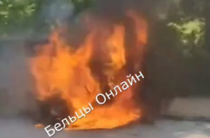 O mașină a ars ca o torță, pe o stradă din raionul Sîngerei. Momentul, surprins de martori - VIDEO
O mașină a ars ca o torță, pe o stradă din raionul Sîngerei. Momentul, surprins de martori - VIDEO