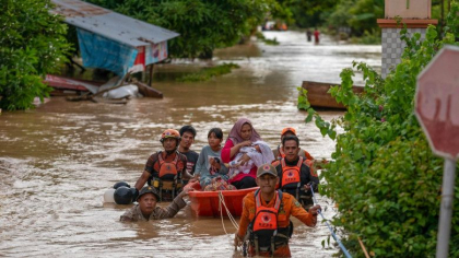 15 morți în Indonezia, unde ploile au provocat inundații și alunecări de teren 15 morți în Indonezia, unde ploile au provocat inundații și alunecări de teren