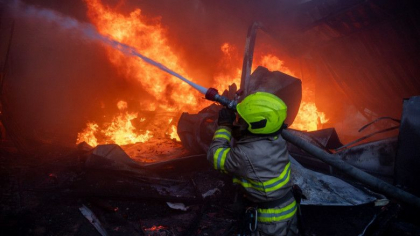 Rușii au bombardat Harkov cu drone de trei ori chiar în timpul slujbelor de Înviere. Explozii în oraș și clădiri incendiate Rușii au bombardat Harkov cu drone de trei ori chiar în timpul slujbelor de Înviere. Explozii în oraș și clădiri incendiate