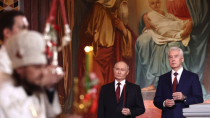În timp ce armata lui bombarda Ucraina, Putin asista la slujba de Înviere În timp ce armata lui bombarda Ucraina, Putin asista la slujba de Înviere