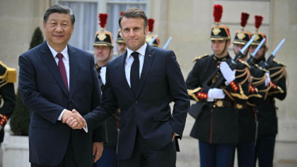 Cum a fost primit Xi Jinping la Palatul Elysee. Gestul controversat făcut de Emmanuel Macron - GALERIE FOTO
Cum a fost primit Xi Jinping la Palatul Elysee. Gestul controversat făcut de Emmanuel Macron - GALERIE FOTO