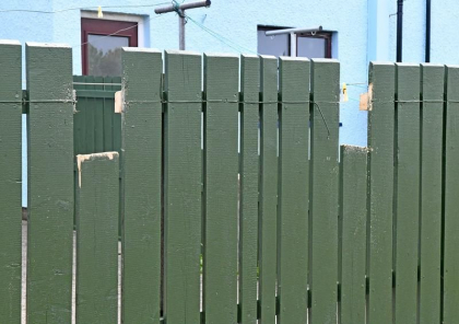 „Atac sinistru”. Un tânăr de 20 de ani, găsit crucificat pe un gard, cu cuie bătute în mâini, într-o parcare din Irlanda de Nord
