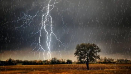 Cod GALBEN de ploi cu descărcări electrice, grindină și vânt puternic în toată țara - FOTO