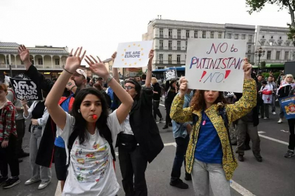 „Georgia este sub controlul unui oligarh, cu excepția unei părți a presei și a societății civile” - Un profesor din Tbilisi explică uriașa miză a protestelor din această țară „Georgia este sub controlul unui oligarh, cu excepția unei părți a presei și a societății civile” - Un profesor din Tbilisi explică uriașa miză a protestelor din această țară