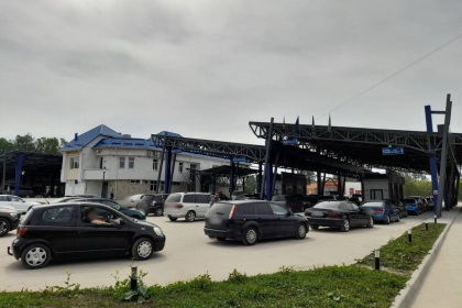 Aglomerație la ieșirea din țară. Poliția de frontieră anunță postul vamal la care s-au format cozi 