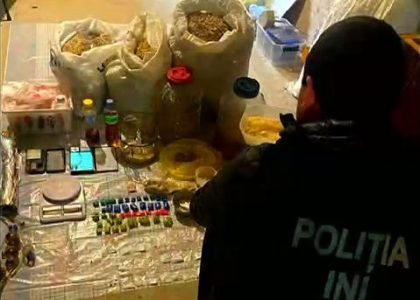 8 kilograme de droguri, găsite într-un „laborator” de producere a narcoticelor, în capitală. Patru persoane au fost reținute și riscă 15 ani de închisoare - VIDEO 8 kilograme de droguri, găsite într-un „laborator” de producere a narcoticelor, în capitală. Patru persoane au fost reținute și riscă 15 ani de închisoare - VIDEO