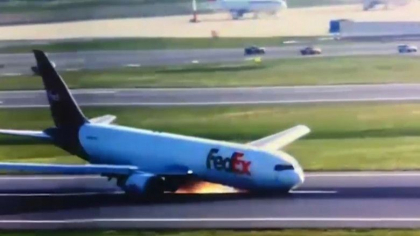 Un avion cargo a aterizat forțat fără roțile din față pe aeroportul din Istanbul Un avion cargo a aterizat forțat fără roțile din față pe aeroportul din Istanbul