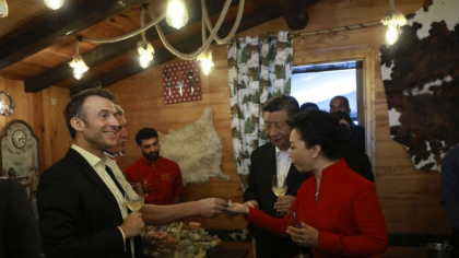 „La un pas de un incident diplomatic”. O prăjitură din meniul pentru Macron și Xi Jinping a fost înlocuită pentru că amintea de Rusia „La un pas de un incident diplomatic”. O prăjitură din meniul pentru Macron și Xi Jinping a fost înlocuită pentru că amintea de Rusia