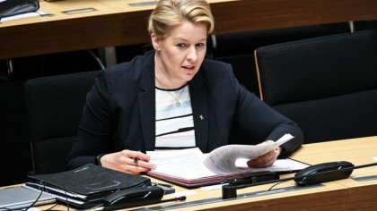 Violența împotriva politicienilor germani continuă. O senatoare a fost lovită într-o bibliotecă și a ajuns la spital