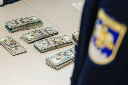 O femeie a rămas fără „avere” pe Aeroportul din Chișinău. Nu a declarat banii la vama - FOTO