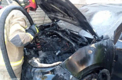 O mașină a ars ca o torță pe o stradă din capitală. Două autospeciale au intervenit pentru a stinge flăcările
O mașină a ars ca o torță pe o stradă din capitală. Două autospeciale au intervenit pentru a stinge flăcările