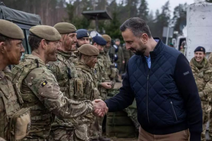 Ministrul polonez al apărării spune că are un „rucsac de urgență” în caz de război și îi îndeamnă pe oameni să își facă și ei unul