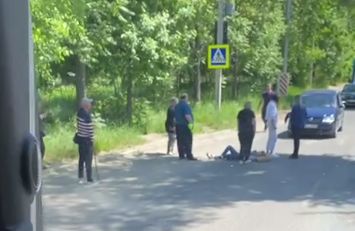 O femeie - lovită de o mașină pe o trecere de pietoni din sectorul Botanica. Imagini de la locul accidentului - VIDEO
O femeie - lovită de o mașină pe o trecere de pietoni din sectorul Botanica. Imagini de la locul accidentului - VIDEO