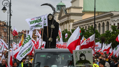 Fermierii polonezi și-au mutat protestele de la frontiera cu Ucraina, în Varșovia. Mii de oameni au strigat lozinci anti-europene Fermierii polonezi și-au mutat protestele de la frontiera cu Ucraina, în Varșovia. Mii de oameni au strigat lozinci anti-europene