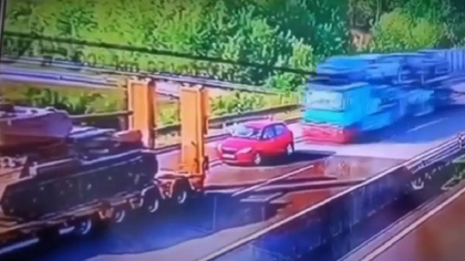 Accident șocant. Mașină, strivită într-un tanc sovietic care era transportat pe o platformă, în Cehia - VIDEO Accident șocant. Mașină, strivită într-un tanc sovietic care era transportat pe o platformă, în Cehia - VIDEO