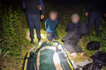 Ucraineni prinși cu barca gonflabilă lângă Prut, după ce au trecut frontiera - FOTO
Ucraineni prinși cu barca gonflabilă lângă Prut, după ce au trecut frontiera - FOTO