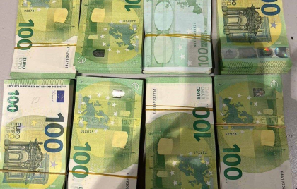 Un nerezident a rămas fără milion, pe Aeroportul din Chișinău. Nu a declarat banii la vama - FOTO
