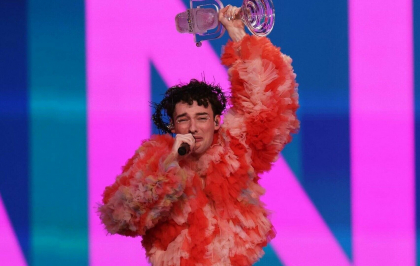Câștigătorul Eurovision a spart trofeul pe scenă, imediat după ce i-a fost înmânat - VIDEO Câștigătorul Eurovision a spart trofeul pe scenă, imediat după ce i-a fost înmânat - VIDEO