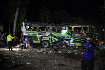 Cel puţin 11 persoane au murit într-un accident în care a fost implicat un autobuz şcolar în Indonezia - FOTO