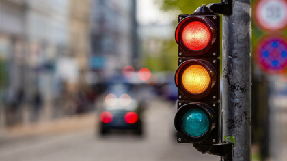 Apar semafoarele cu patru culori: roșu, galben, verde și alb. Care este explicația Apar semafoarele cu patru culori: roșu, galben, verde și alb. Care este explicația